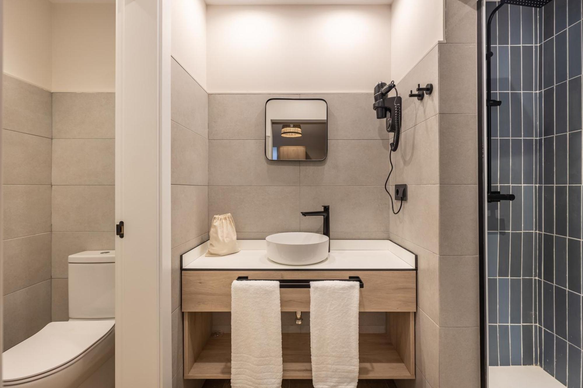 Libere Cordoba Patio Santa Martaホステル 部屋 写真 Bathroom of a hotel room