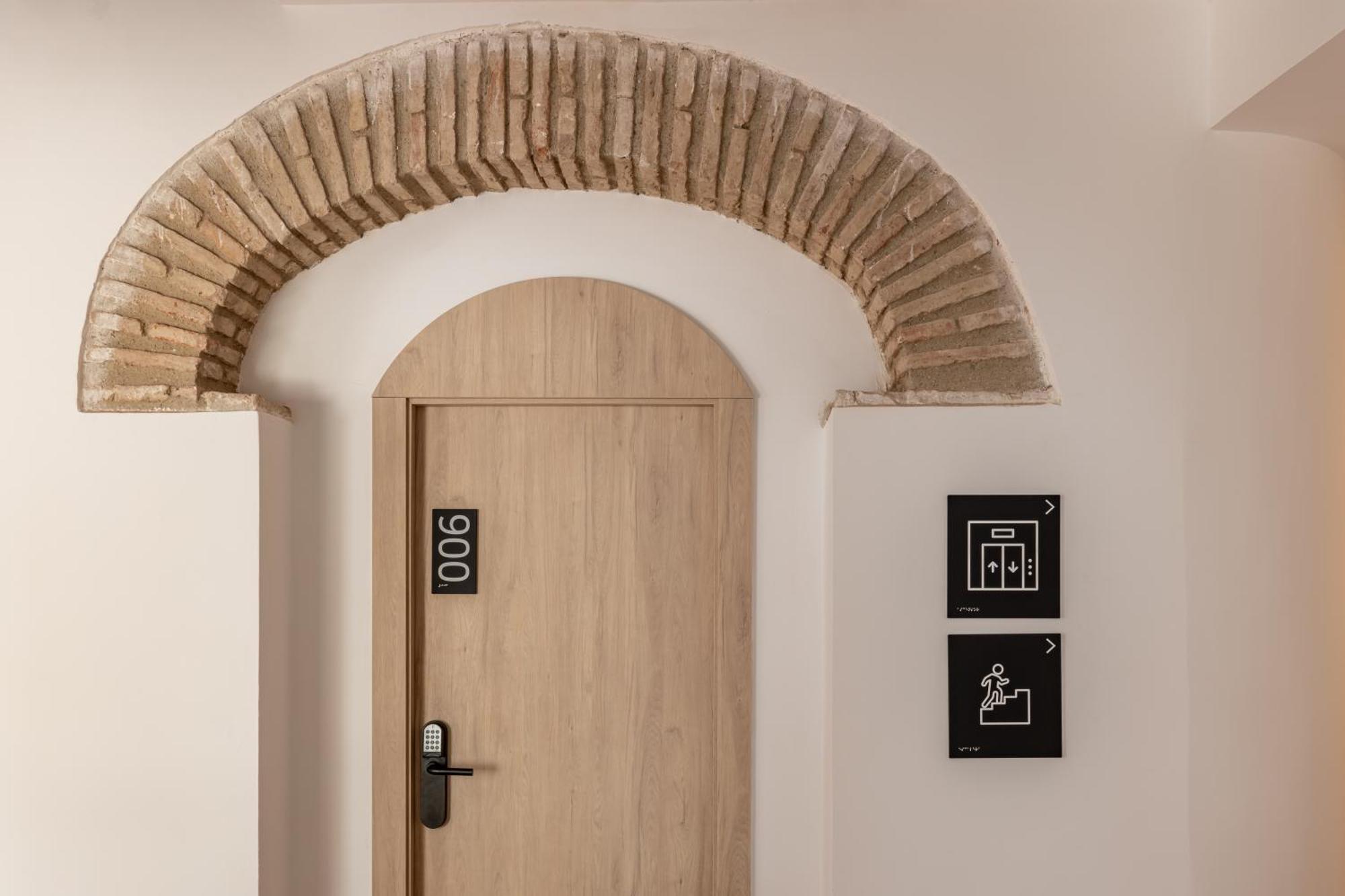 Libere Cordoba Patio Santa Martaホステル エクステリア 写真 A room with a door and a window